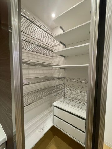 【収納】 | 三条麩屋町アーバンライフ | 可動棚付で使い勝手が良くスッキリとしたパントリーです♪