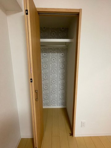 【収納】 | 三条麩屋町アーバンライフ | ちらっと見えるアクセントクロスが可愛いクローゼットです♪