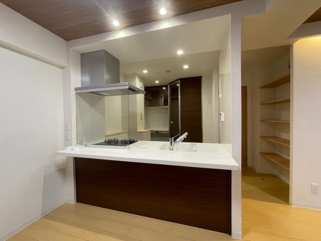 【キッチン】 | 三条麩屋町アーバンライフ | 油ハネ防止パネルがガラス張りのため、より開放でコミュニケーションがとりやすいです♪