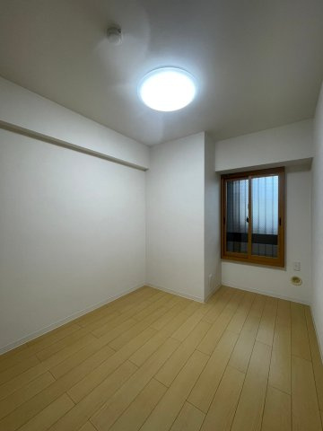 【洋室】 | 三条麩屋町アーバンライフ | 収納付洋室約4.4帖