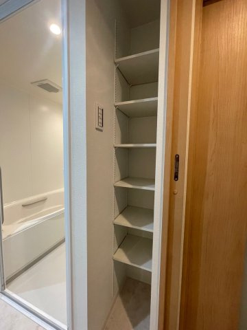 【収納】 | 三条麩屋町アーバンライフ | リネン類を収納できるオープン収納です♪
