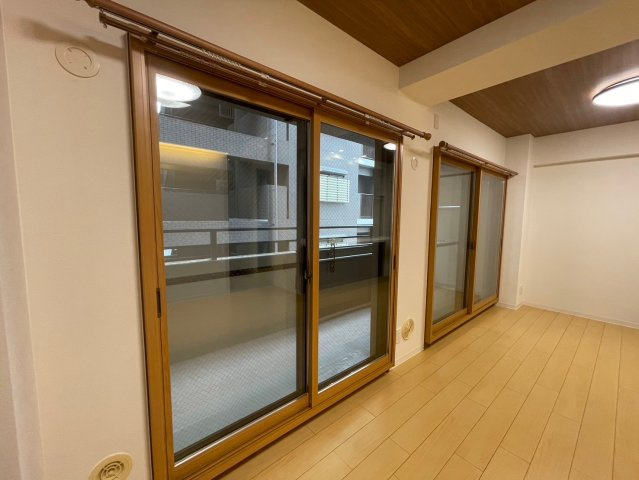 【居間・リビング】 | 三条麩屋町アーバンライフ | 南側につき陽当たり良好なLDKです♪沢山の生活雑貨等を収納できるリビングシェルフがあります♪