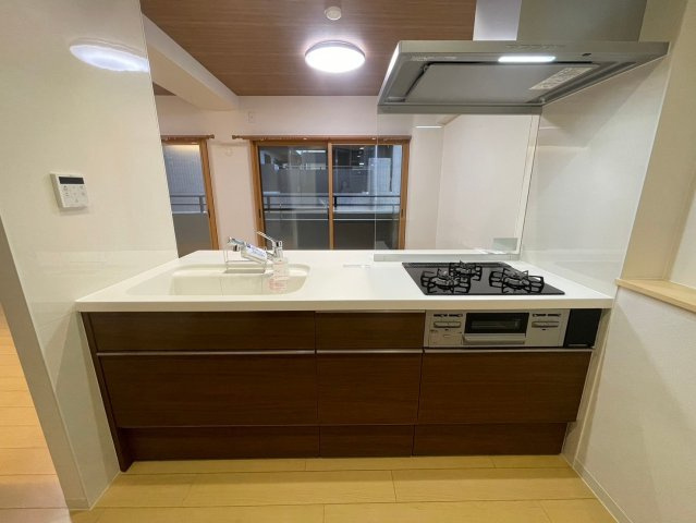 【キッチン】 | 三条麩屋町アーバンライフ | リビング見渡せる対面キッチンです♪3口コンロ仕様で料理の同時進行が可能です♪