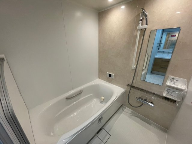 【浴室】 | 三条麩屋町アーバンライフ | 1日の疲れを癒してくれる浴室は足をゆったりのばして寛ぐことができ、快適なバスタイムをお過ごし頂けます♪