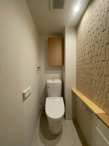 【トイレ】 | 三条麩屋町アーバンライフ | 調湿・脱臭効果が期待されるエコカラットを採用しています♪