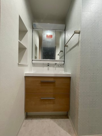 【独立洗面台】 | 三条麩屋町アーバンライフ | ニッチのある洗面所です♪また収納スペースが多い三面鏡付洗面台です♪