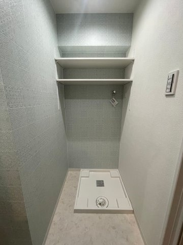 【脱衣所】 | 三条麩屋町アーバンライフ | 便利な収納棚のある洗濯機置場です♪