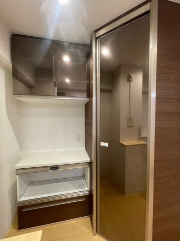 【キッチン】 | 三条麩屋町アーバンライフ | カップボード設置済です♪キッチン色を同色のため、統一感があります♪