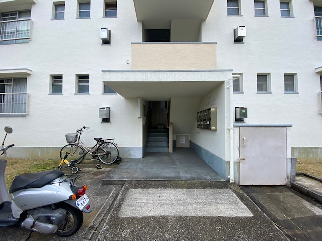 公団狭山住宅14号棟のエントランス