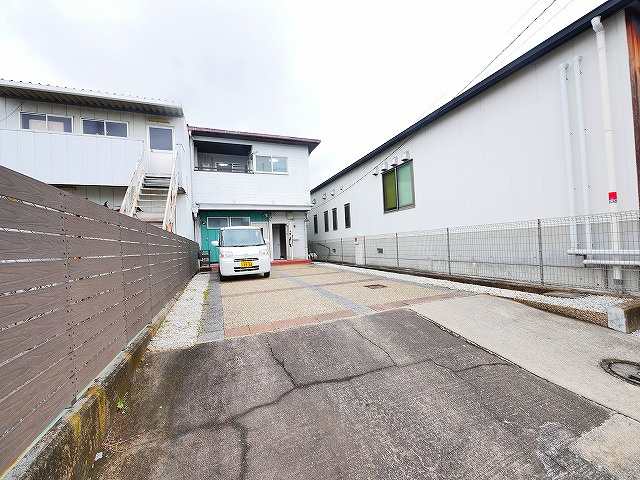 南加茂台５丁目店舗付住宅の駐車場