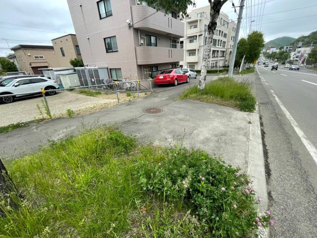 山の手二条11丁目の前面道路含む現地写真|北一条宮の沢通り側接道状態