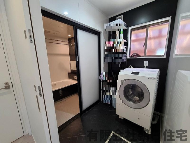 【脱衣所】 | 八雲町日吉築浅中古戸建 | 窓があり、風通しの良い脱衣所です