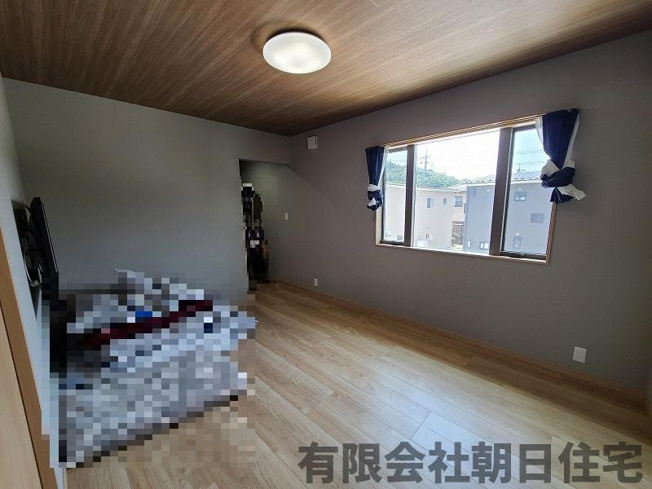 【寝室】 | 八雲町日吉築浅中古戸建 | ウォークインクローゼットがあり収納もたっぷり