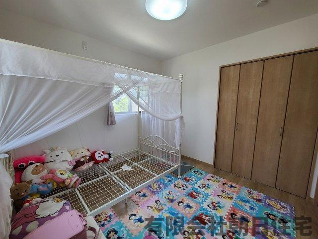 【子供部屋】 | 八雲町日吉築浅中古戸建 | 窓も2か所にあり明るい子供部屋です