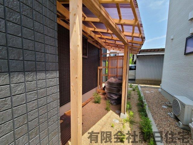 【その他】 | 八雲町日吉築浅中古戸建 | タイヤ置き場も雨風がしのげます