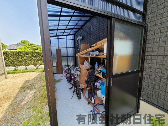 【その他】 | 八雲町日吉築浅中古戸建 | 勝手口から入れる倉庫は洗濯を干したり、駐輪場になったりと重宝します