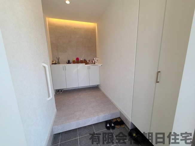 【玄関】 | 八雲町日吉築浅中古戸建 | 白を基調とした明るい玄関