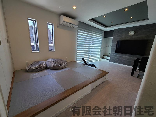 【居間・リビング】 | 八雲町日吉築浅中古戸建 | 小上がりの畳コーナーでくつろげます