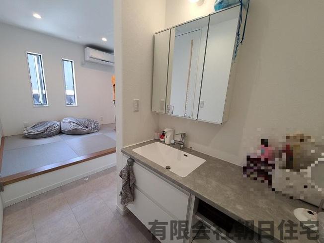 【独立洗面台】 | 八雲町日吉築浅中古戸建 | 帰ったらすぐ手が洗える動線にある洗面台。冬は暖かく、夏は涼しく身支度できます