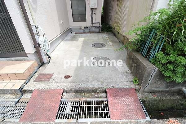 朝倉西町　戸建貸家の駐車場|カースペースがあります