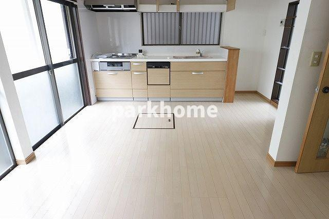 朝倉西町　戸建貸家の居間・リビング|ゆったりとしたリビングです