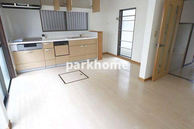 朝倉西町　戸建貸家の居間・リビング|ゆったりとしたリビングです