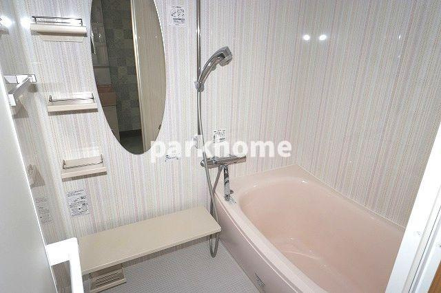 朝倉西町　戸建貸家の浴室|落ち着いた空間のお風呂です