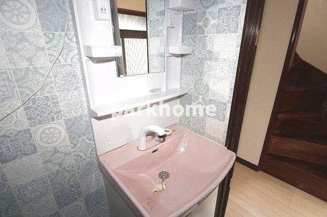 朝倉西町　戸建貸家の独立洗面台|独立洗面台、朝の身支度には欠かせません