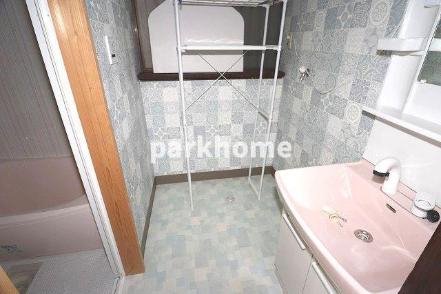 朝倉西町　戸建貸家の洗面所|脱衣スペースもあります