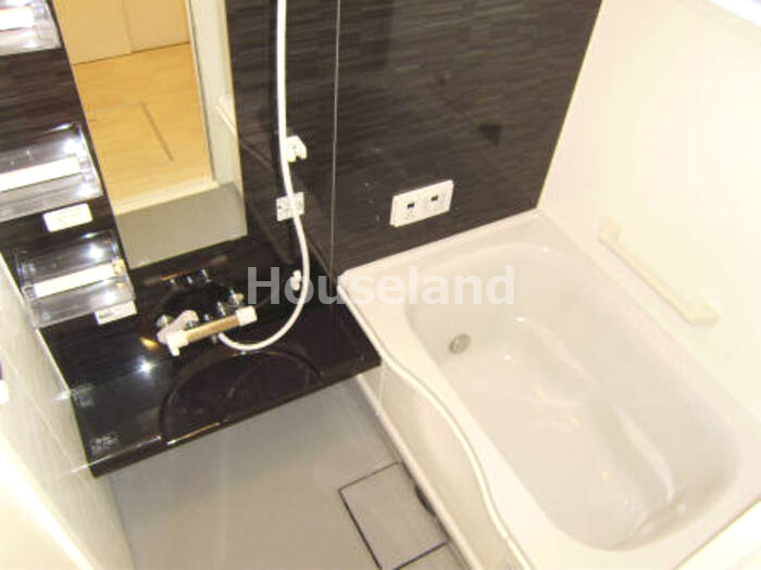 ファミーユの浴室|102 小窓が付いていて換気に便利です♪