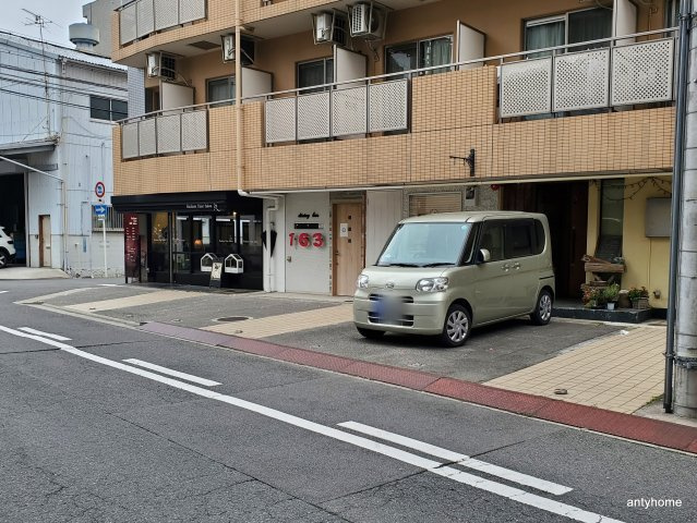 ウイニング・パラ江坂　仲介手数料無料の駐車場