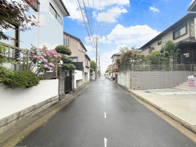 【前面道路含む現地写真】 | ◆◇十日市場町　新築戸建て　全２棟◇◆ | ◆前面道路も幅員があり車の運転も安心！前面道路は閑静な住宅地。車通りの少ない道路です。お子様にも安心です。