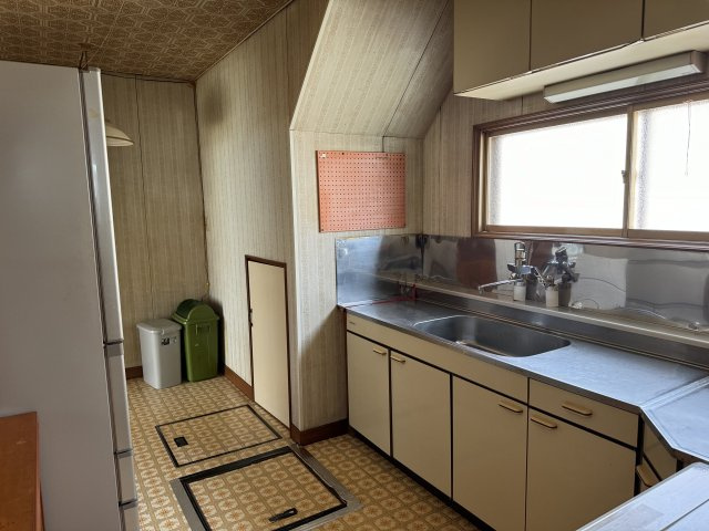 鶴野東４丁目　閑静な住宅街でリノベーションにいかがですか。のその他|階段下には収納が有ります。