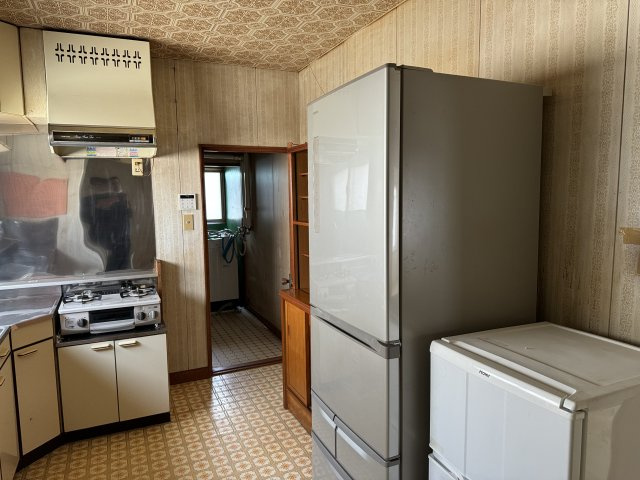 鶴野東４丁目　閑静な住宅街でリノベーションにいかがですか。のキッチン|背面収納スペースです。