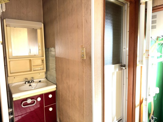 鶴野東４丁目　閑静な住宅街でリノベーションにいかがですか。のその他|洗面台です。