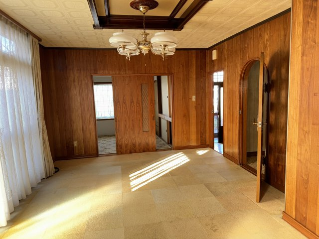 鶴野東４丁目　閑静な住宅街でリノベーションにいかがですか。のその他|窓は大きく明るさはばっちりです