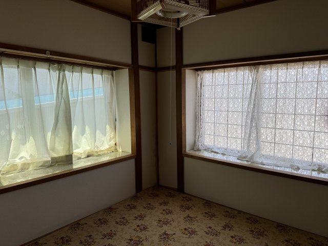 鶴野東４丁目　閑静な住宅街でリノベーションにいかがですか。の和室|1階西側和室は2面採光で明るいお部屋です