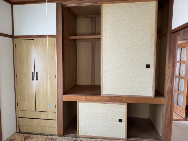 鶴野東４丁目　閑静な住宅街でリノベーションにいかがですか。の和室|1階西側和室の収納です。
