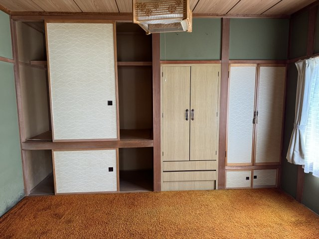 鶴野東４丁目　閑静な住宅街でリノベーションにいかがですか。の和室|1階東和室は収納たっぷりです。