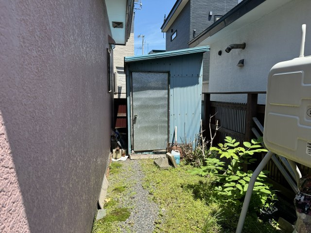 鶴野東４丁目　閑静な住宅街でリノベーションにいかがですか。の外観|外部物置が有ります。
