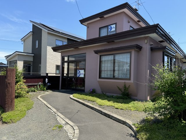 鶴野東４丁目　閑静な住宅街でリノベーションにいかがですか。の外観|玄関へのアプローチです。
