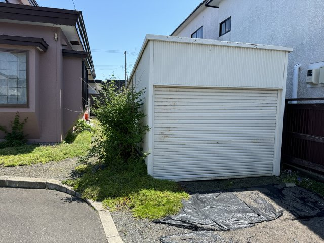 鶴野東４丁目　閑静な住宅街でリノベーションにいかがですか。の外観|車庫が有ります。