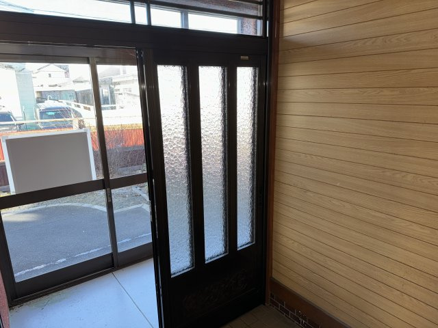 鶴野東４丁目　閑静な住宅街でリノベーションにいかがですか。のその他共用部分|広々玄関です。