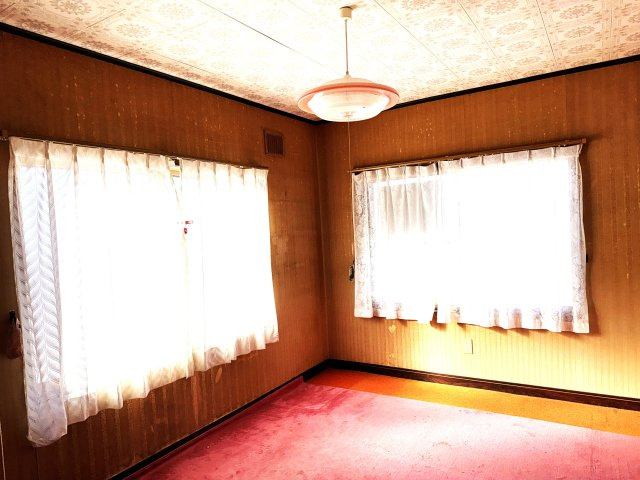 鶴野東４丁目　閑静な住宅街でリノベーションにいかがですか。の子供部屋|2階西側洋室は2面採光の明るいお部屋です