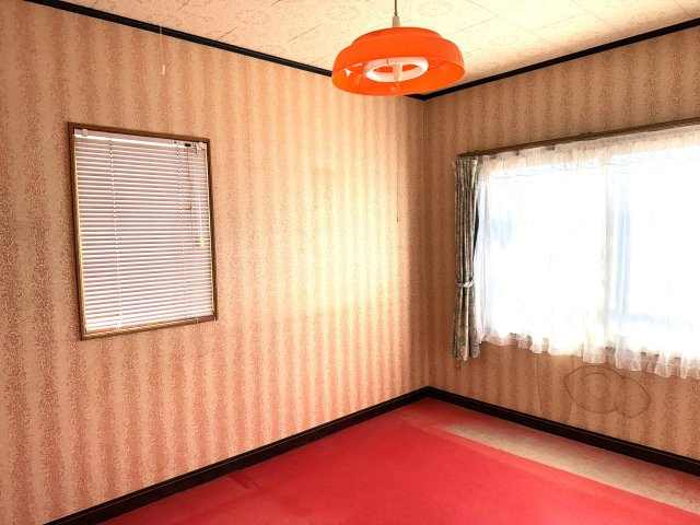 鶴野東４丁目　閑静な住宅街でリノベーションにいかがですか。の子供部屋|2階東側洋室は2面採光の明るいお部屋です。