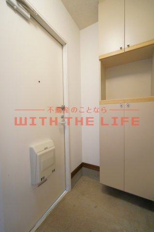 グリフォンガーデン池尻【キャッシュバック対象物件】の玄関|明るい玄関です