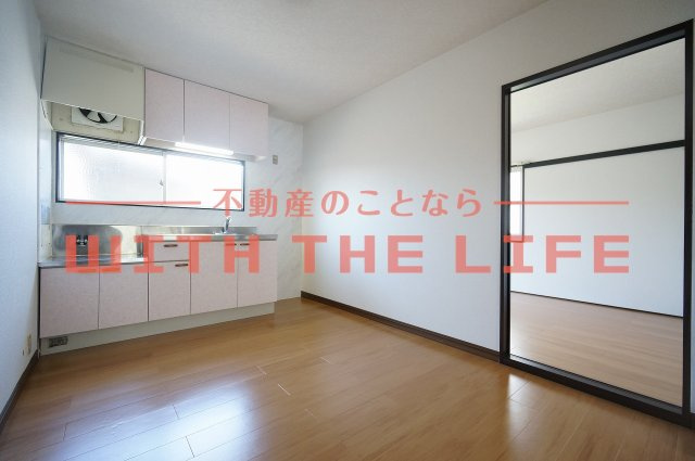 グリフォンガーデン池尻【キャッシュバック対象物件】の居間・リビング|こちらの居間で趣味の時間をお楽しみください