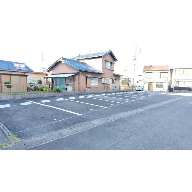 岐阜市柳津町宮東１丁目の駐車場の外観