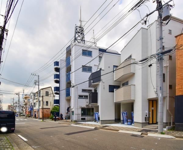 横浜市鶴見区汐入町１丁目の新築一戸建の前面道路含む現地写真|広々とした前面道路！
駐車も楽に行えます。