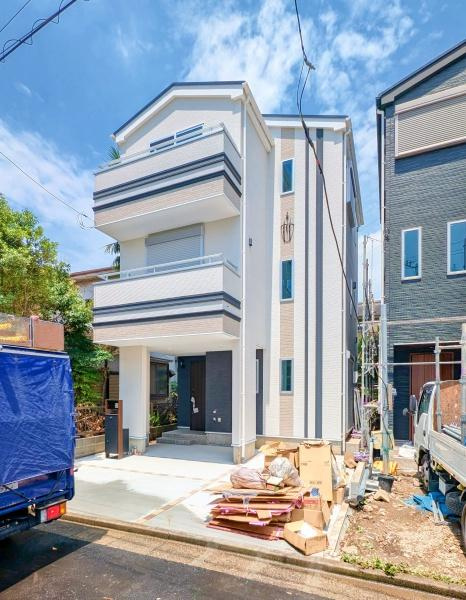 横浜市鶴見区上末吉２丁目の新築一戸建の前面道路含む現地写真|落ち着いた街並みになります。
是非一度、現地へお越しください。 
ご自宅までの送迎もいたします